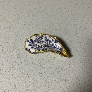 Oyster Patterned Holder